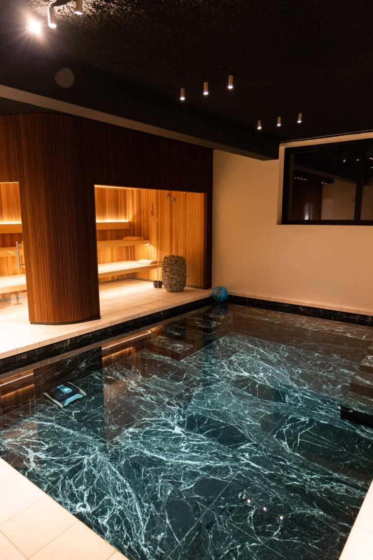 Het zwembad in de wellnessruimte van The Building